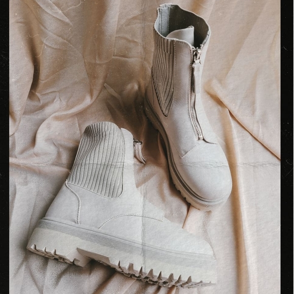 🚨LAST PAIR// Stone zip up boot - Picture 5 of 5
